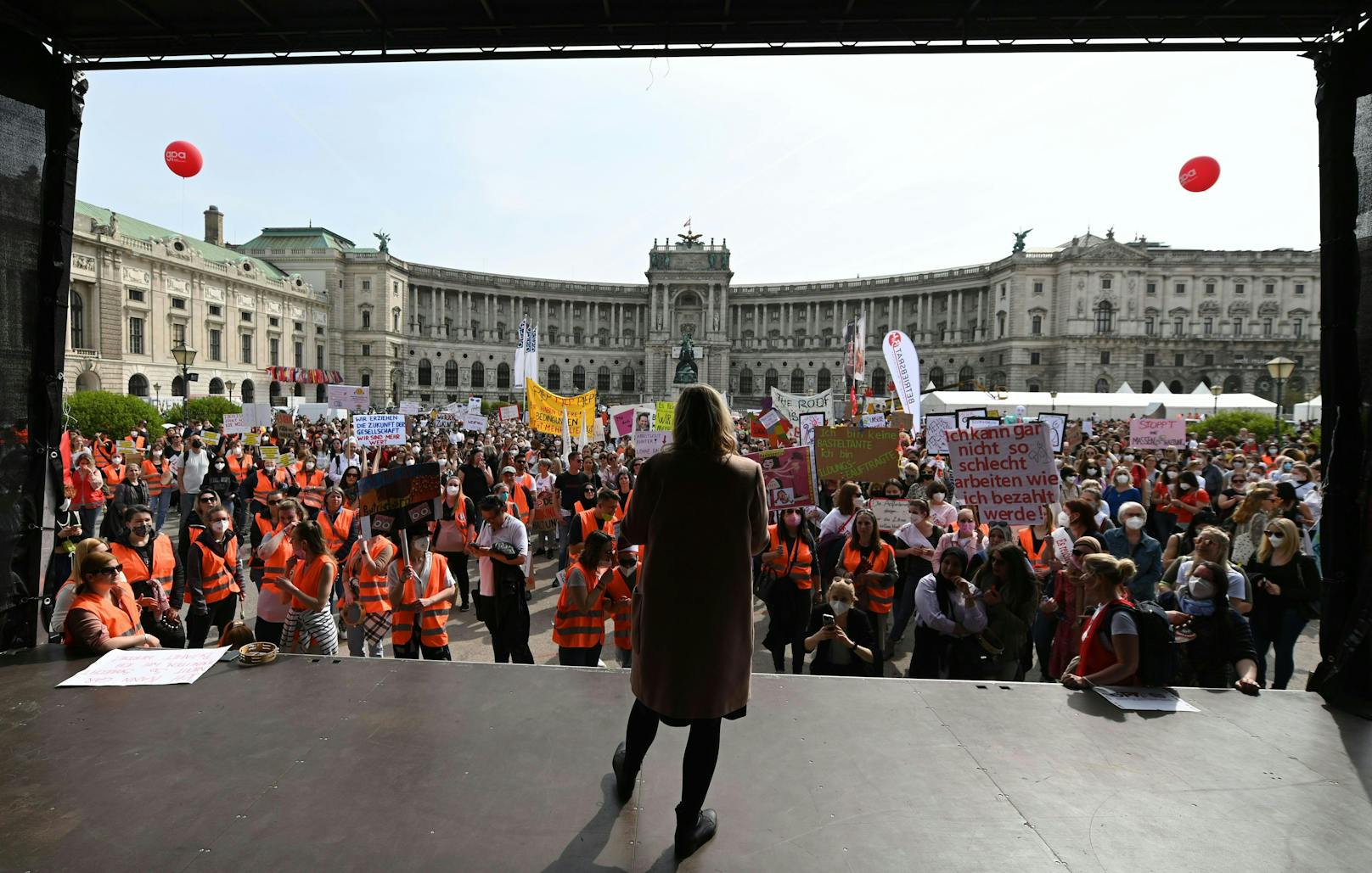 Barbara Teiber während einer Demo vor der Hofburg.