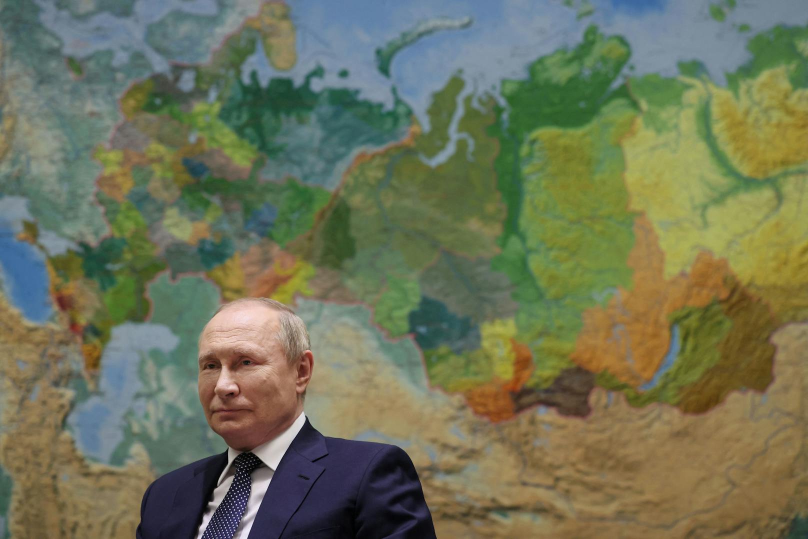 Wladimir Putin vor der Karte seines "Reichs" während eines Interviews mit dem Staatssender Rossija 1.