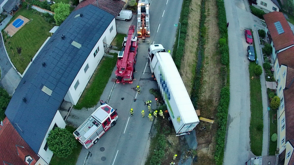 Ein Lkw-Fahrer kam von der Straße ab und kippte in ein Bachbett.