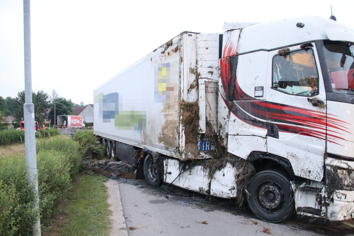 Ein Lkw-Fahrer kam von der Straße ab und kippte in ein Bachbett.
