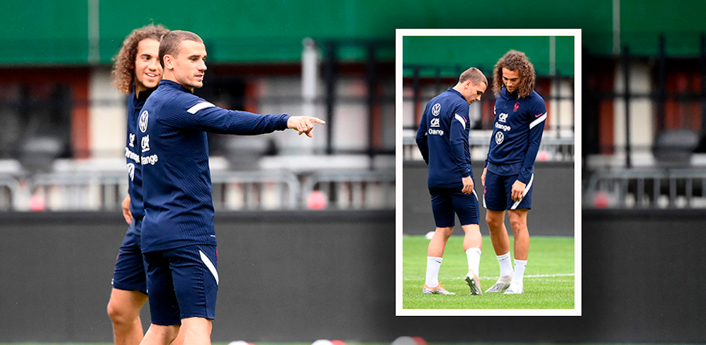 Frankreich-Star Antoine Griezmann nimmt den Rasen im Ernst-Happel-Stadion ganz genau unter die Lupe. 