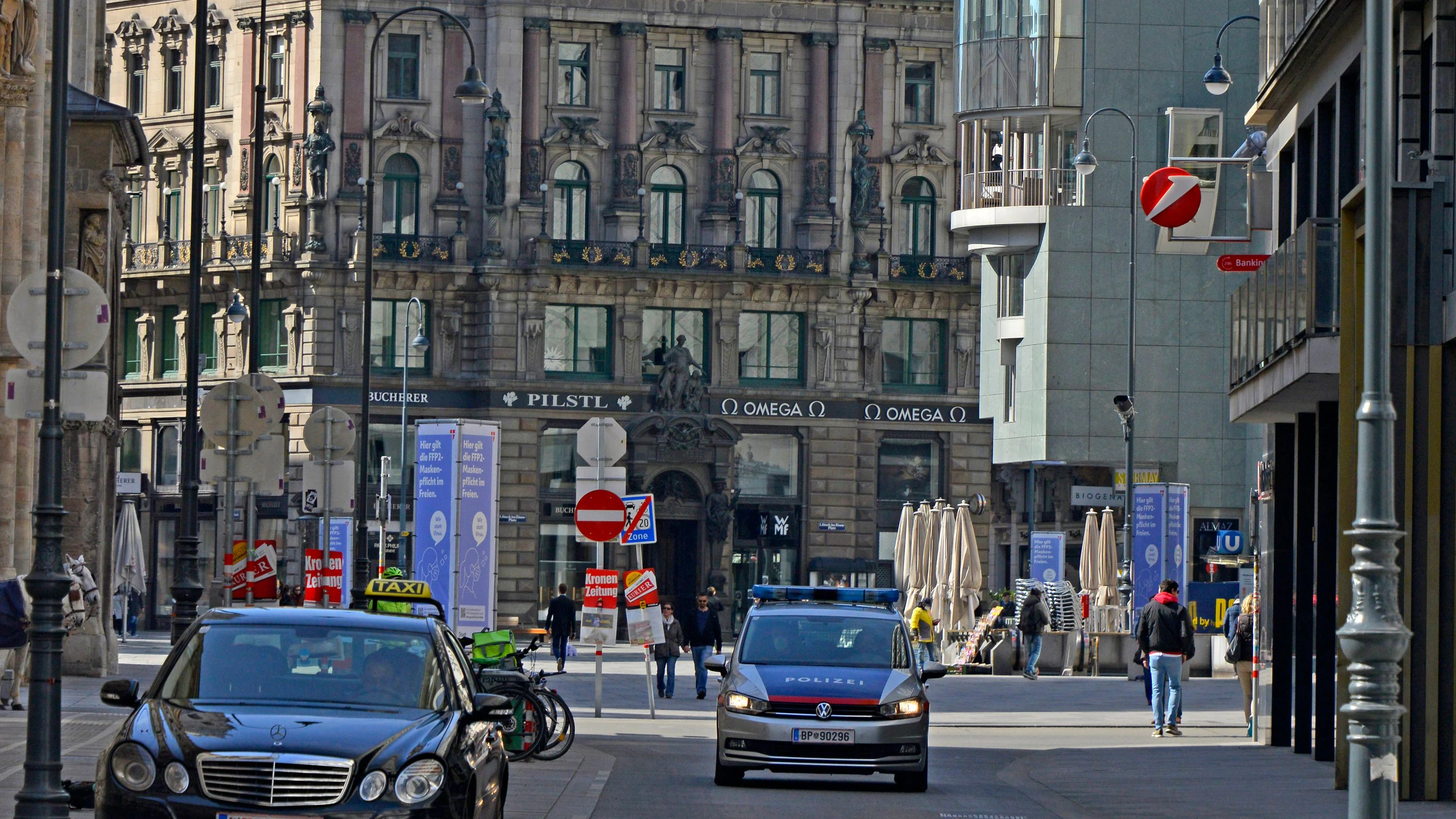 Download von www.picturedesk.com am 09.06.2022 (10:49).  Blick zum Wiener Stephansplatz von der Rotenturmstraße aus gesehen. 1. Bezirk, Innere Stadt, 1010, Wien, Österreich. FFP2-Maskenpflicht am Stephansplatz wegen steigender Corona-Fälle in Wien . - 20210405_PD9817 - Rechteinfo: Rights Managed (RM)