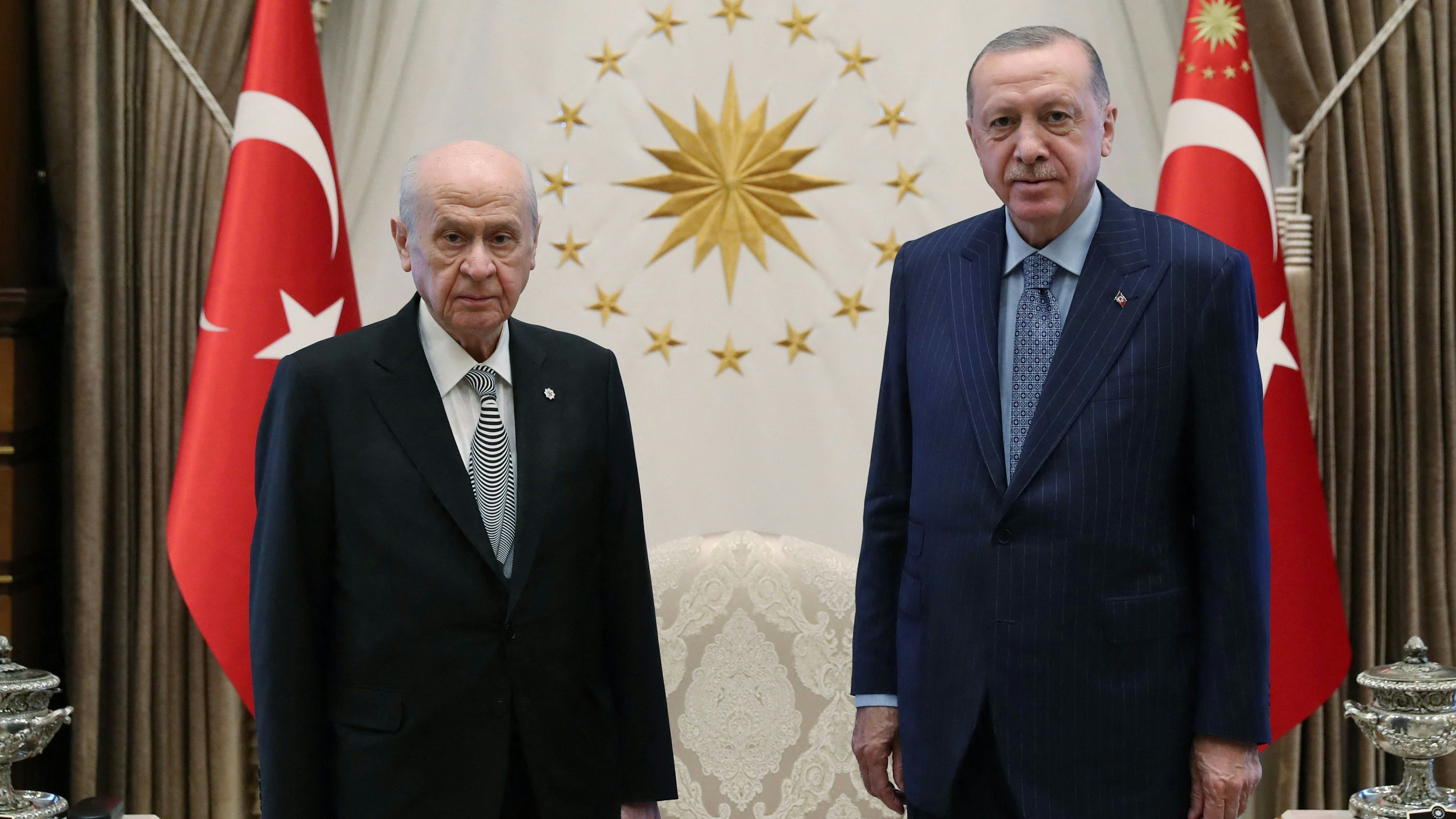 Der&nbsp;Chef der ultranationalistischen Partei MHP und Regierungsmitglied <strong>Devlet Bahceli</strong>&nbsp;(links) droht mit&nbsp;einer gewaltsamen Rücknahme der griechischen Inseln.