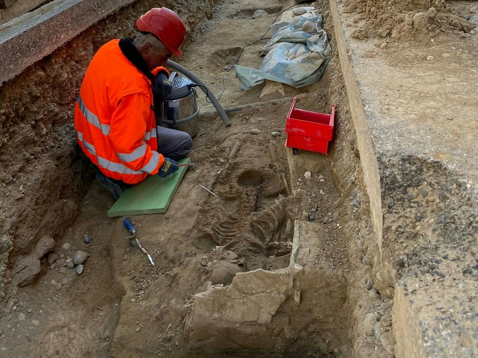 Man fand das Skelett eines kräftigen Mannes aus dem frühen Mittelalter, begraben in einer Steinkiste. 