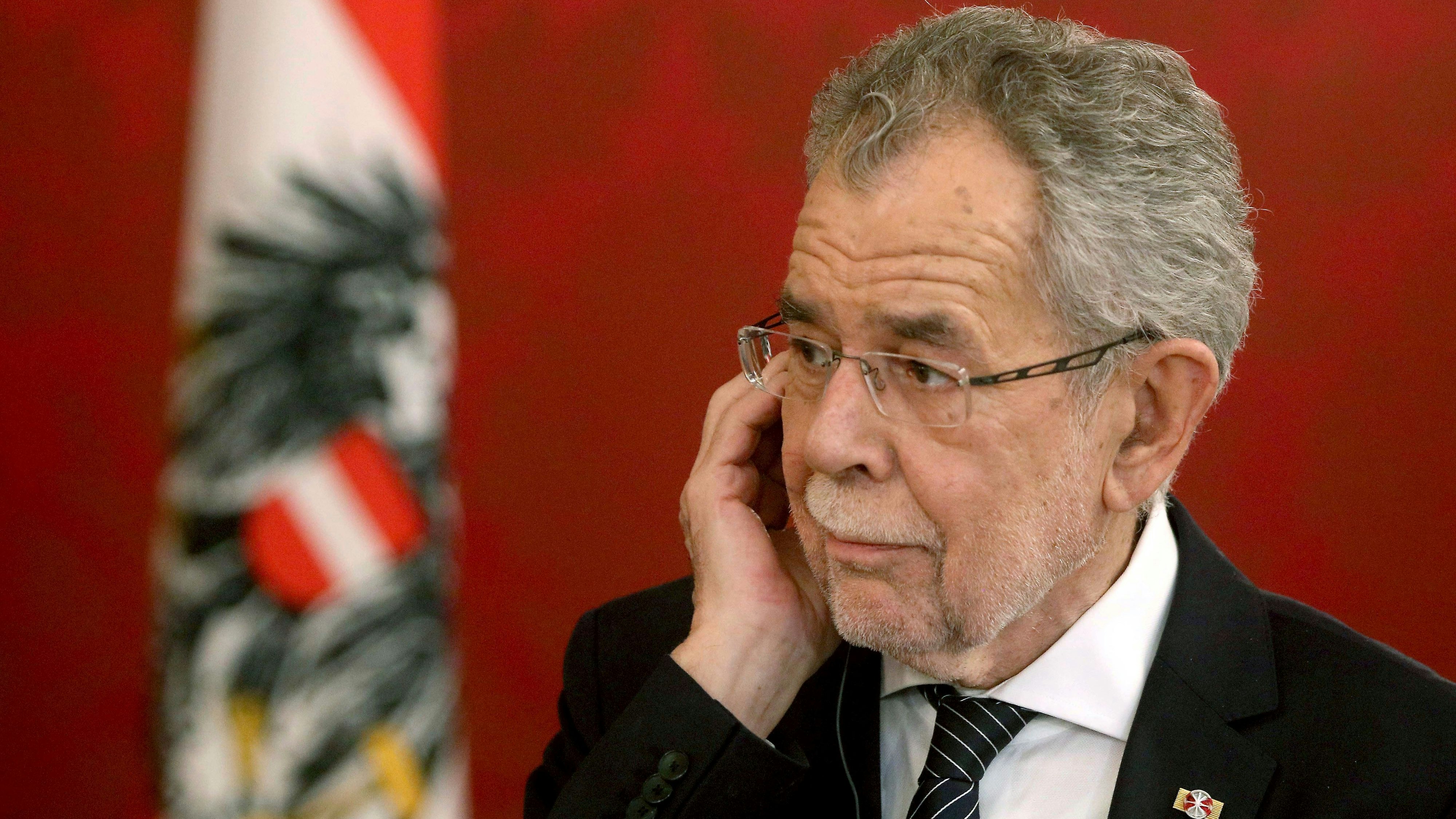 Download von www.picturedesk.com am 09.06.2022 (15:26).  Austrian President Alexander Van Der Bellen adjusts his ear phone during a speech of Colombia's President Juan Manuel Santos in Vienna, Austria, Friday, Jan. 26, 2018. (AP Photo/Ronald Zak) - 20180126_PD3111 - Rechteinfo: Rights Managed (RM)