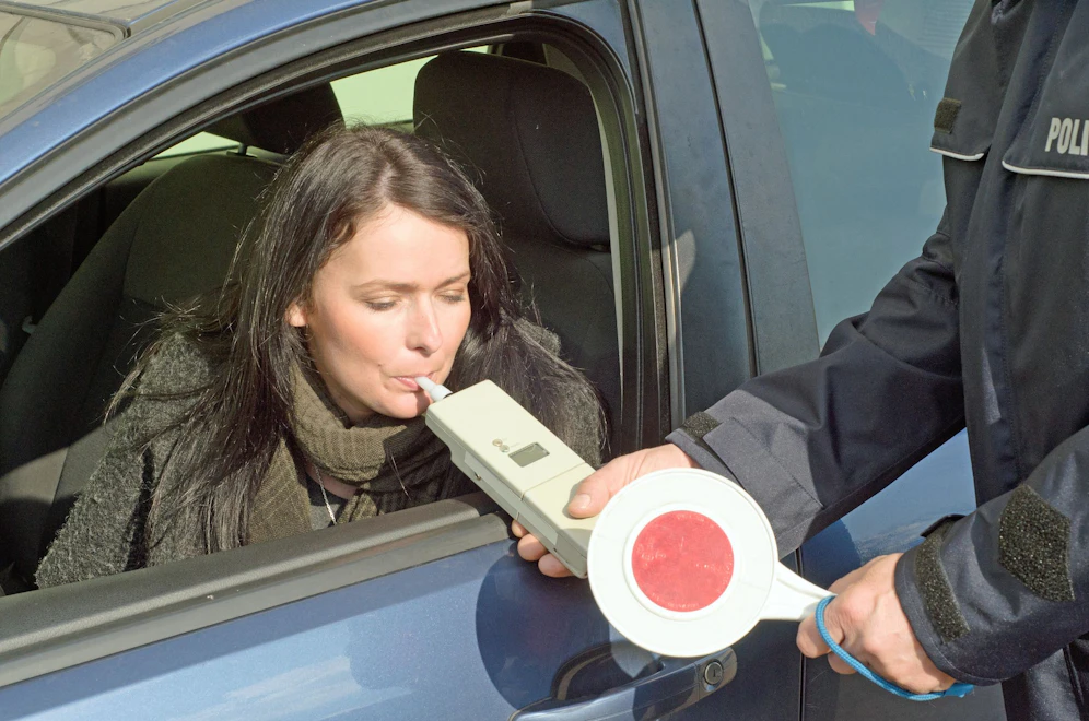 Eine Lenkerin beim Alkovortest durch einen Polizisten. (Symbolbild)