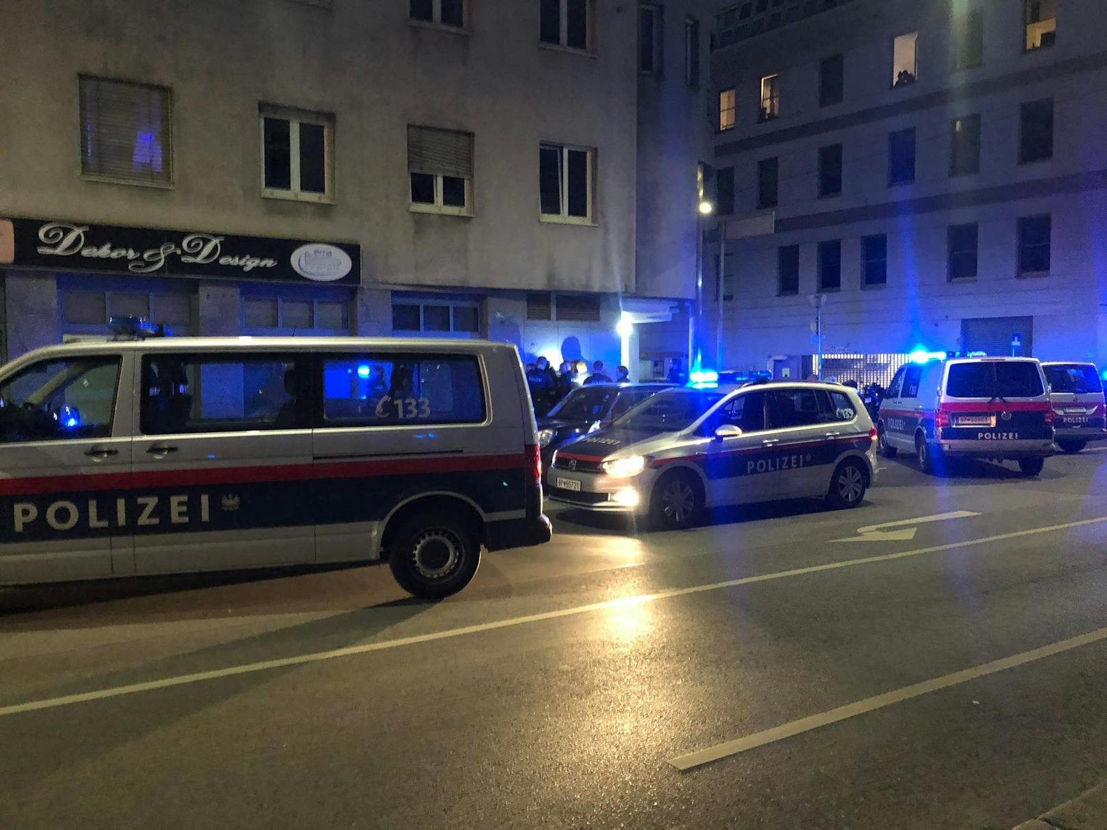 Großaufgebot der Wiener Polizei bei einem Einsatz in Wien-Neubau.