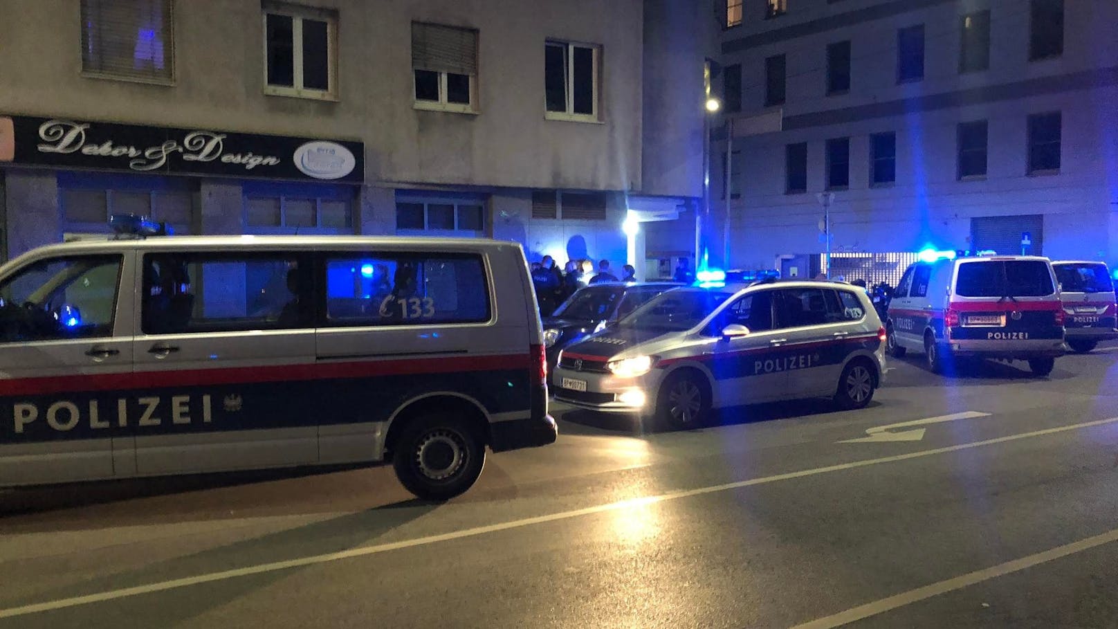 Großaufgebot der Wiener Polizei in Wien-Alsergrund.
