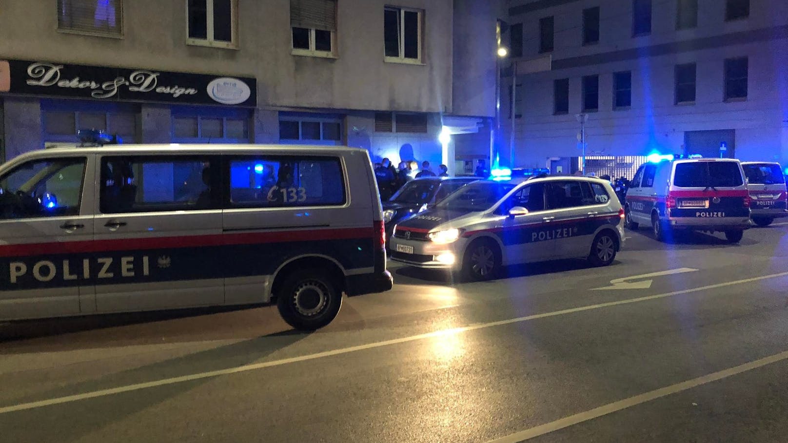 Großaufgebot der Polizei bei einem Einsatz in Wien.
