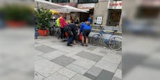 Radschloss steckt – Polizisten helfen ratlosen Wienern
