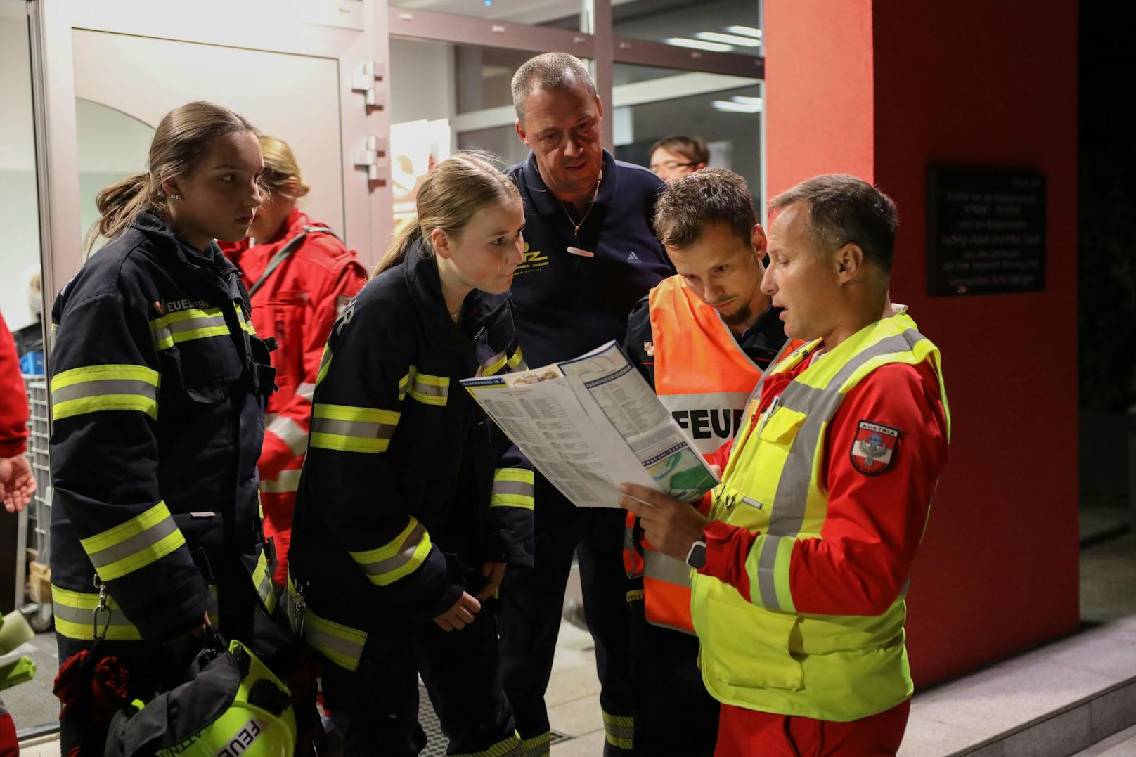 In Attnang-Puchheim und Pühret (Bezirk Vöcklabruck) standen die Einsatzkräfte in der Nacht auf Donnerstag bei einer größeren Suchaktion nach einer abgängigen 36-jährigen Frau im Einsatz.