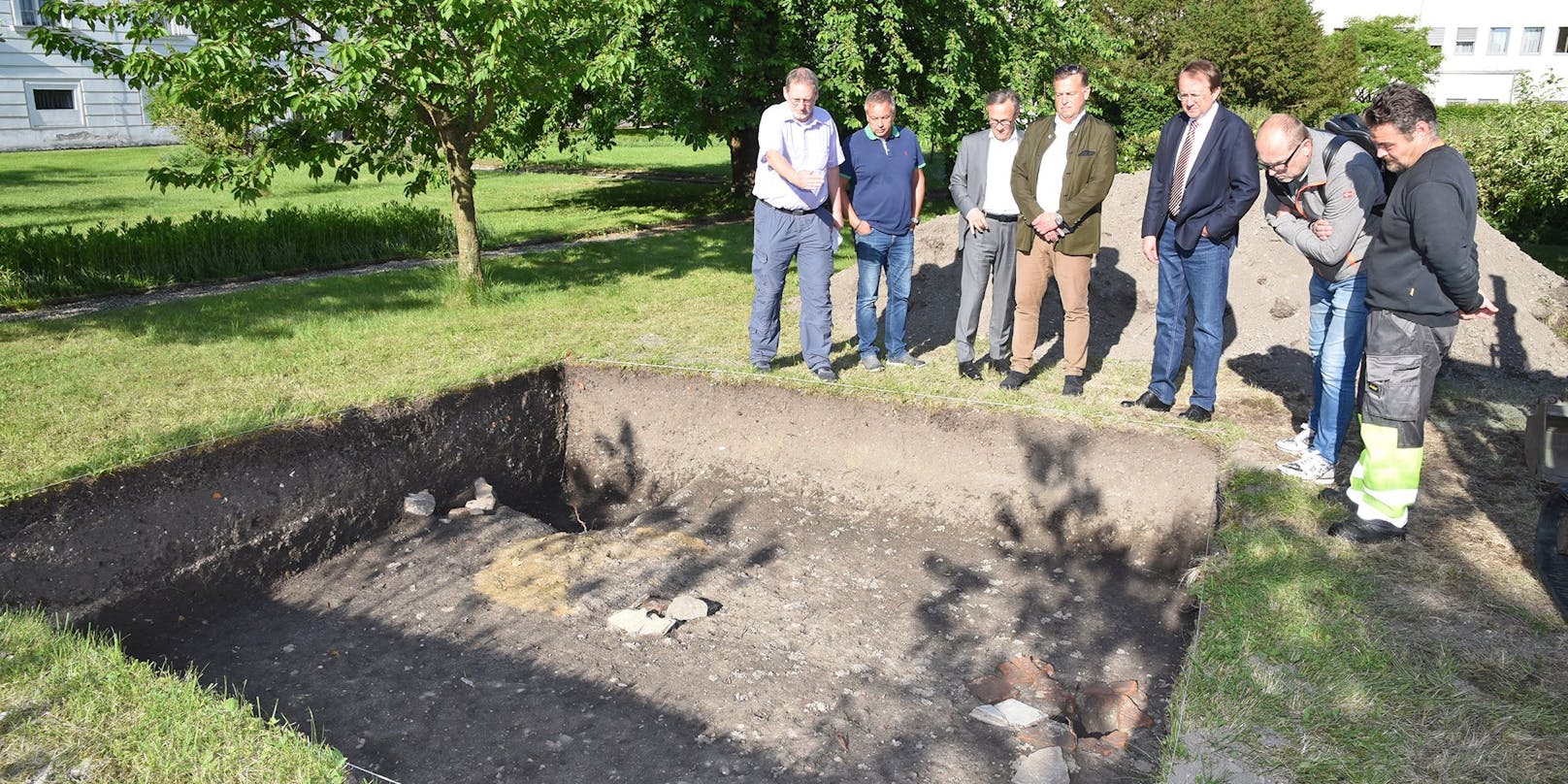 Stadtarchäologe Dr. Ronald Risy und Bürgermeister Mag. Matthias Stadler begutachteten gemeinsam mit Vertretern von Stadt und Diözese die ersten Erkenntnisse aus einer archäologischen Probeuntersuchung im Bischofsgarten.