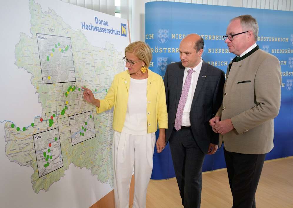 LH-Stellvertreter Stephan Pernkopf, Landeshauptfrau Johanna Mikl-Leitner und Gemeindebund-Präsident Hannes Pressl.
