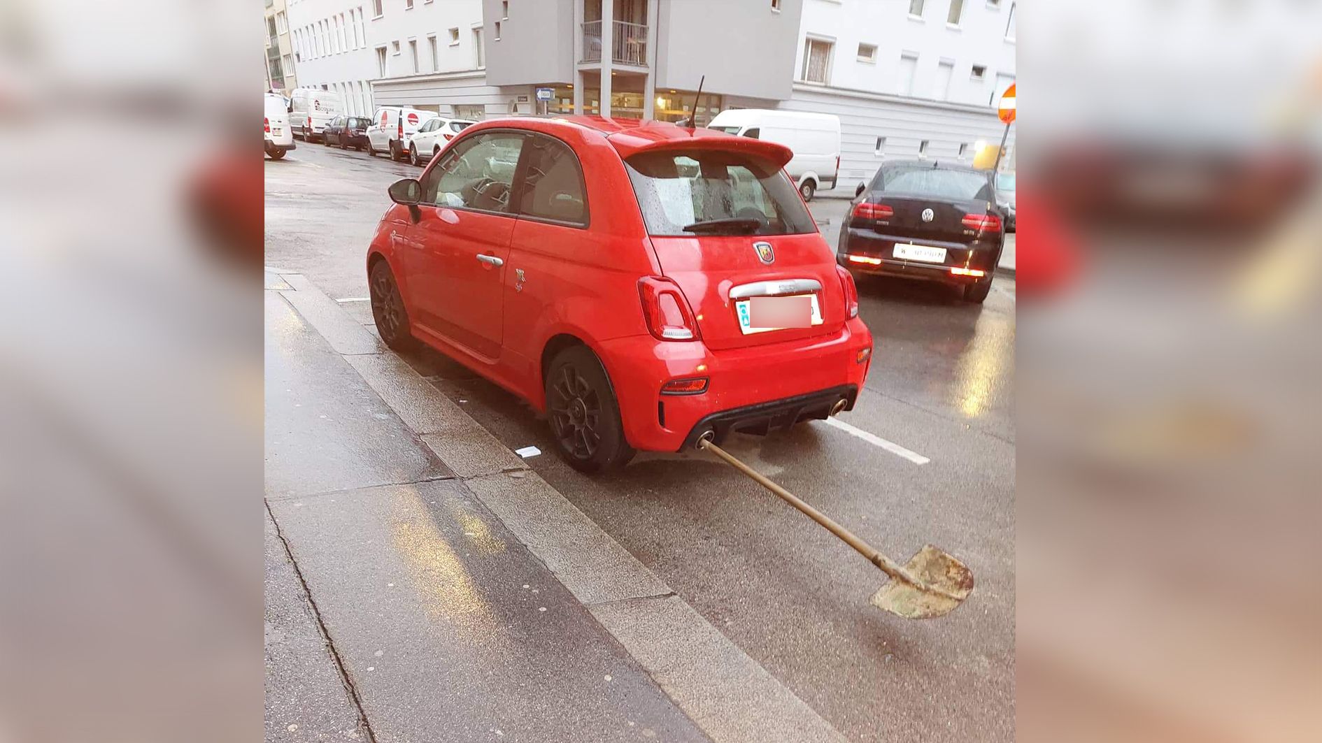 Aus dem Auspuff des Fiat Abarth 500s schaute eine Schaufel heraus.