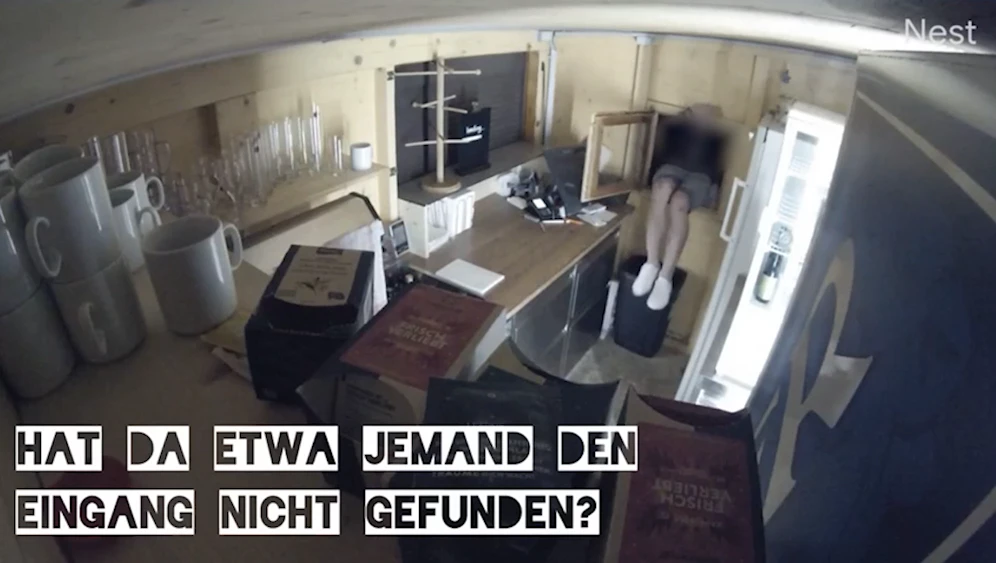 Der Dieb wurde von einer Überwachungskamera gefilmt. Das Lokal stellte das Video mit einem launigen Untertitel auf Facebook.