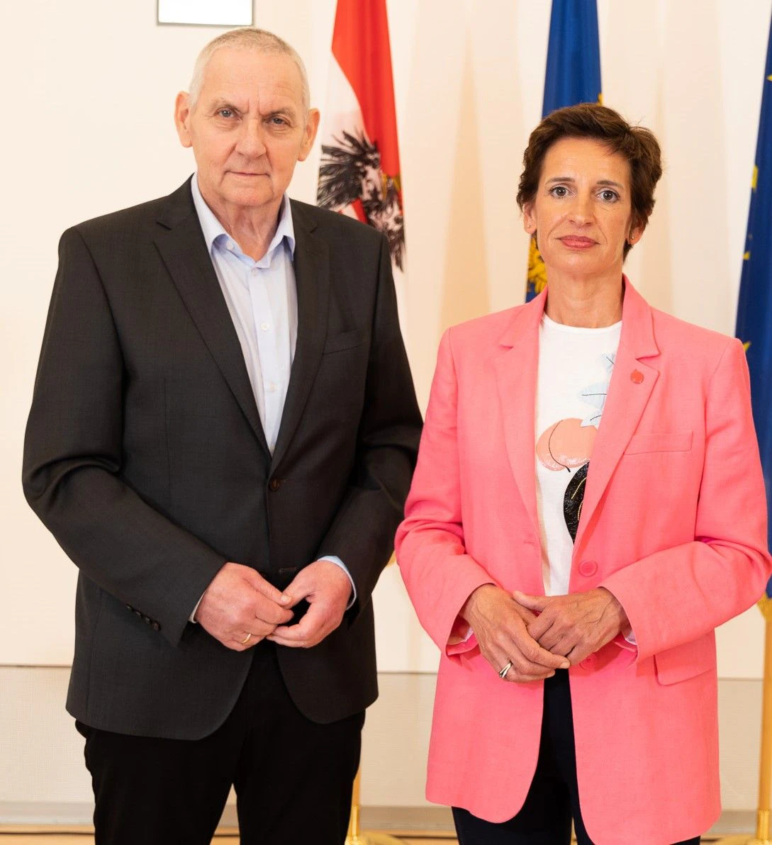 Klubobmann LAbg. Reinhard Hundsmüller und NEOS-Landessprecherin Indra Collini fordern eine sofortige Entlastung für Familien. 