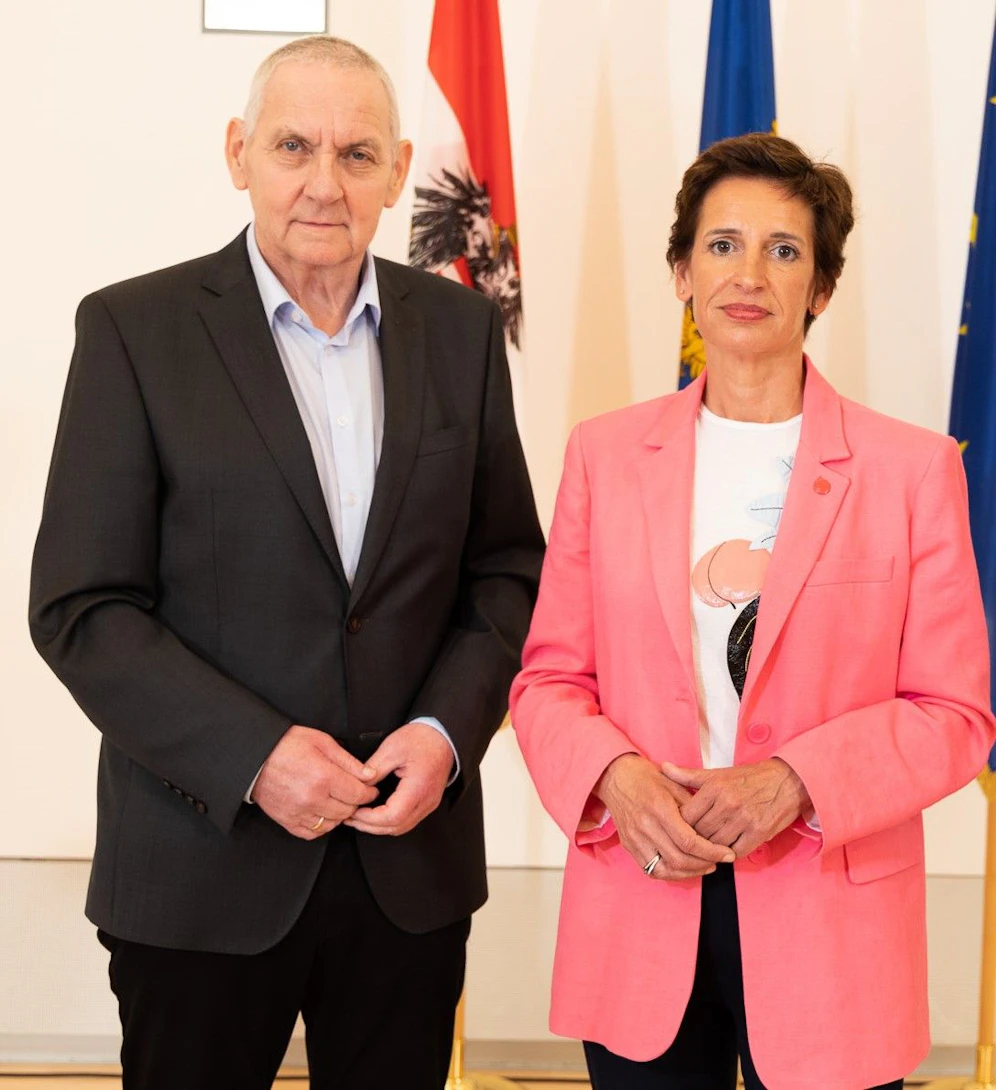Klubobmann LAbg. Reinhard Hundsmüller und NEOS-Landessprecherin Indra Collini fordern eine sofortige Entlastung für Familien. 