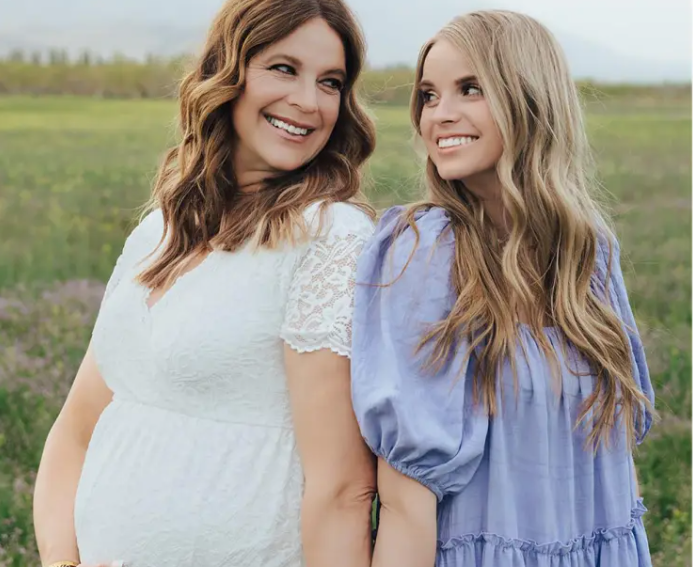 Chalise Smith (50, links)) war Leihmutter für Tochter Kaitlyn Munoz 