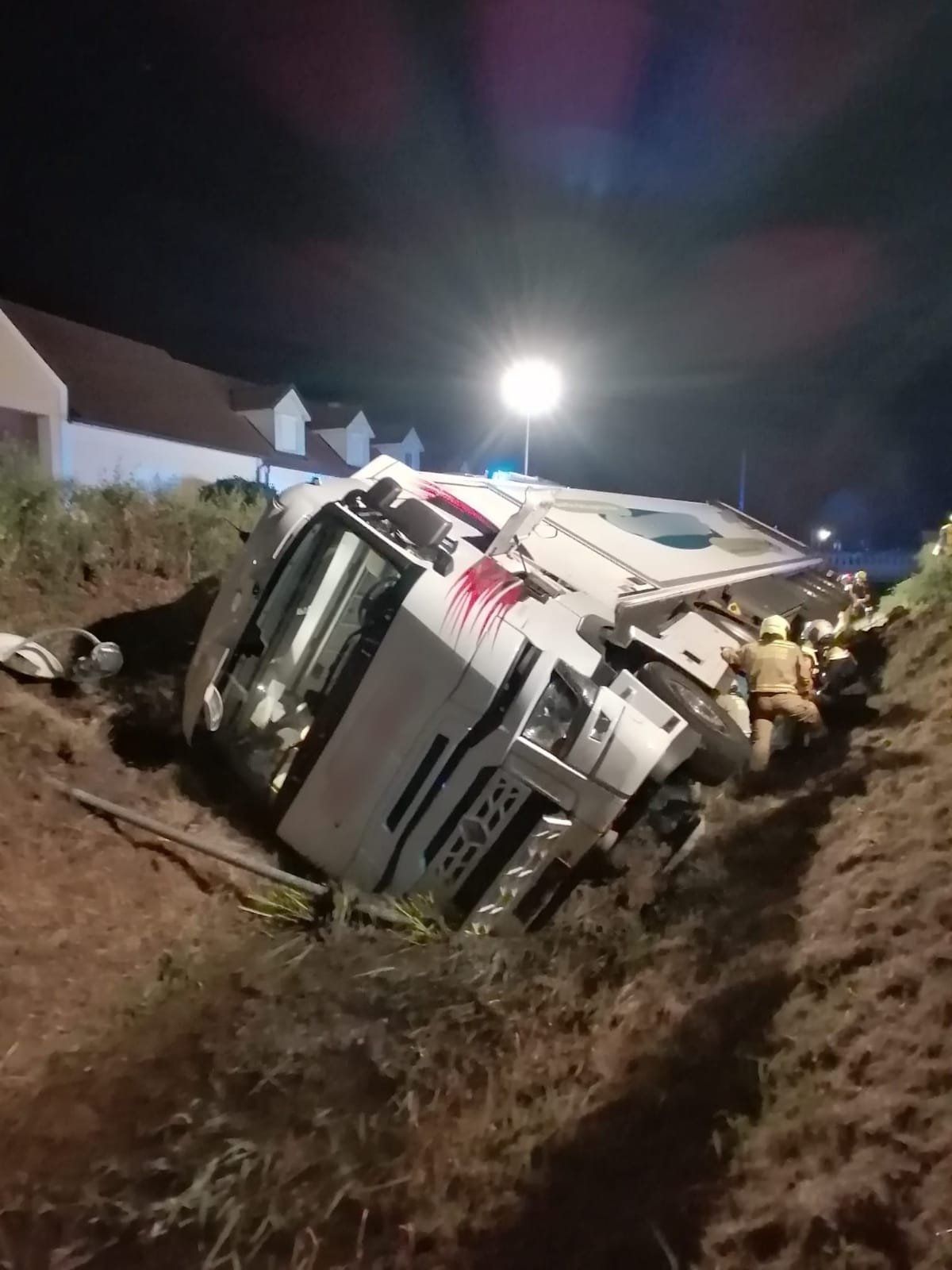 Ein Lkw-Fahrer kam von der Straße ab und kippte in ein Bachbett.