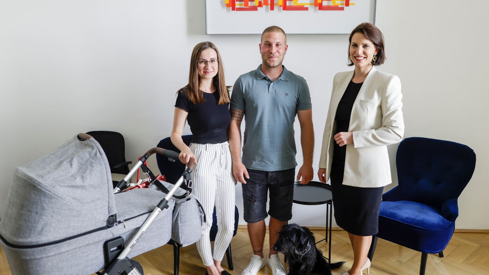 Der kleine Nicolas "crashte" den Besuch der Ministerin bei der ÖAMTC-Flugrettung – jetzt besuchten seine jungen Eltern <strong>Karoline Edtstadler</strong> (rechts) im Bundeskanzleramt.&nbsp;