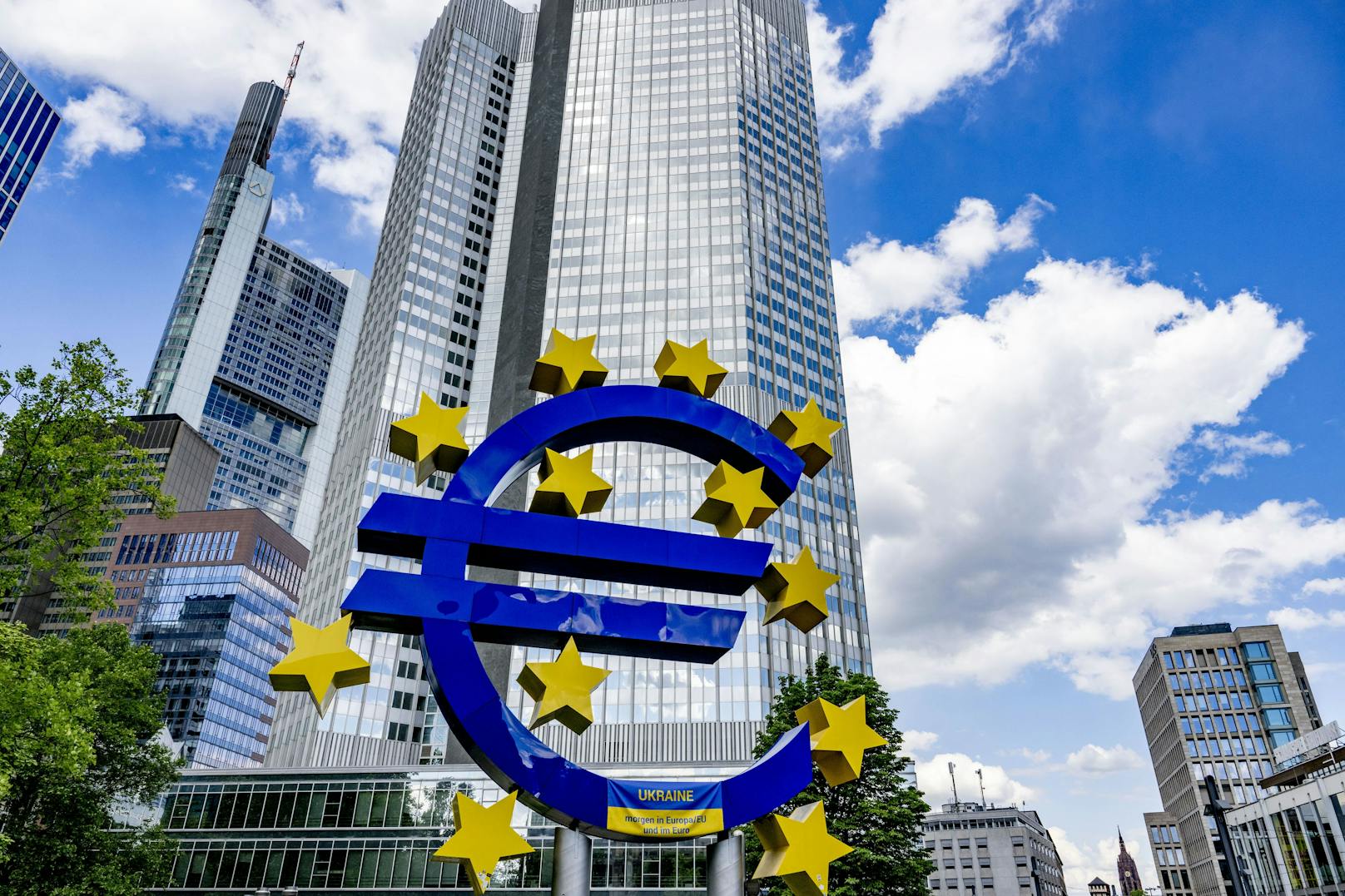 Euro-Skulptur vor dem Sitz der Europäischen Zentralbank in Frankfurt.
