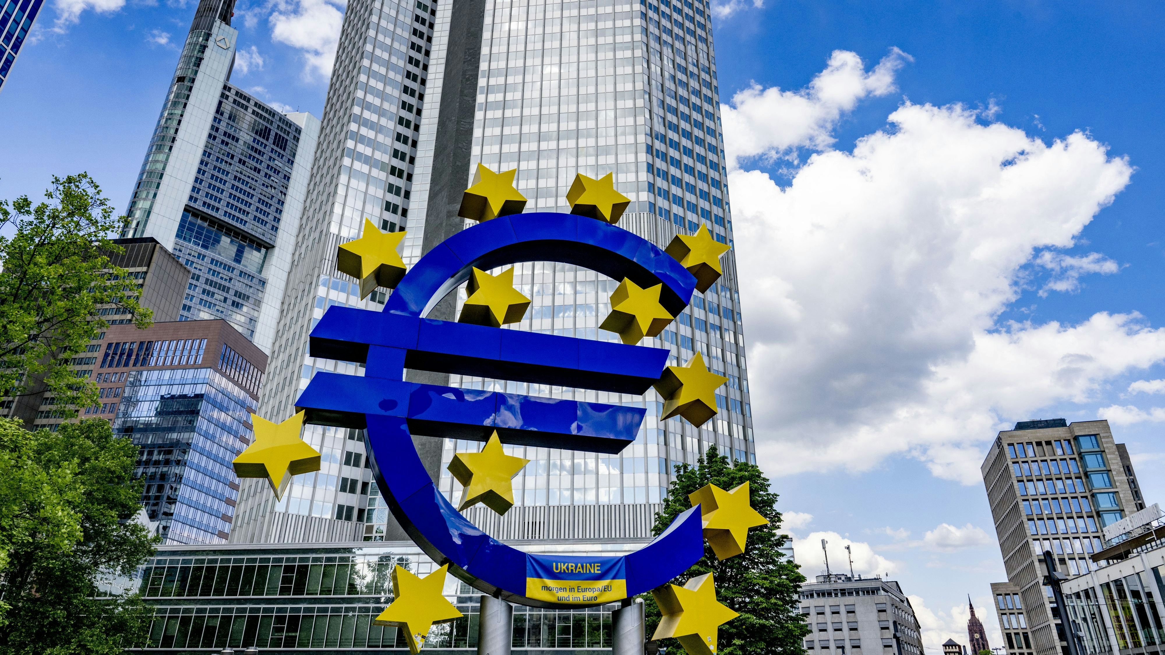 Euro-Skulptur vor dem Sitz der Europäischen Zentralbank in Frankfurt.