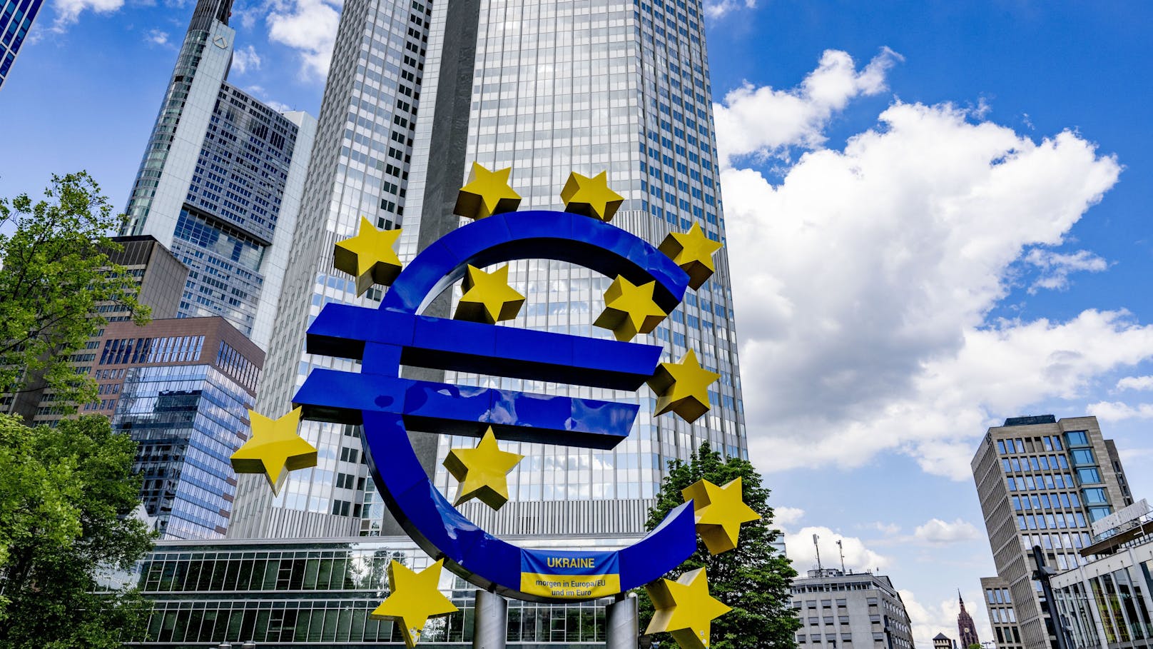 Euro-Skulptur vor dem Sitz der Europäischen Zentralbank in Frankfurt.