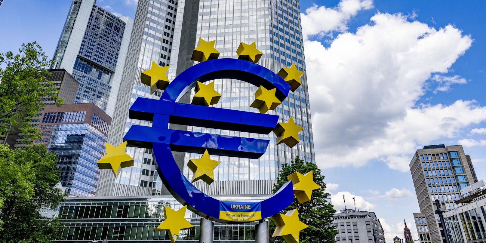 Euro-Skulptur vor dem Sitz der Europäischen Zentralbank in Frankfurt. (Archivfoto)
