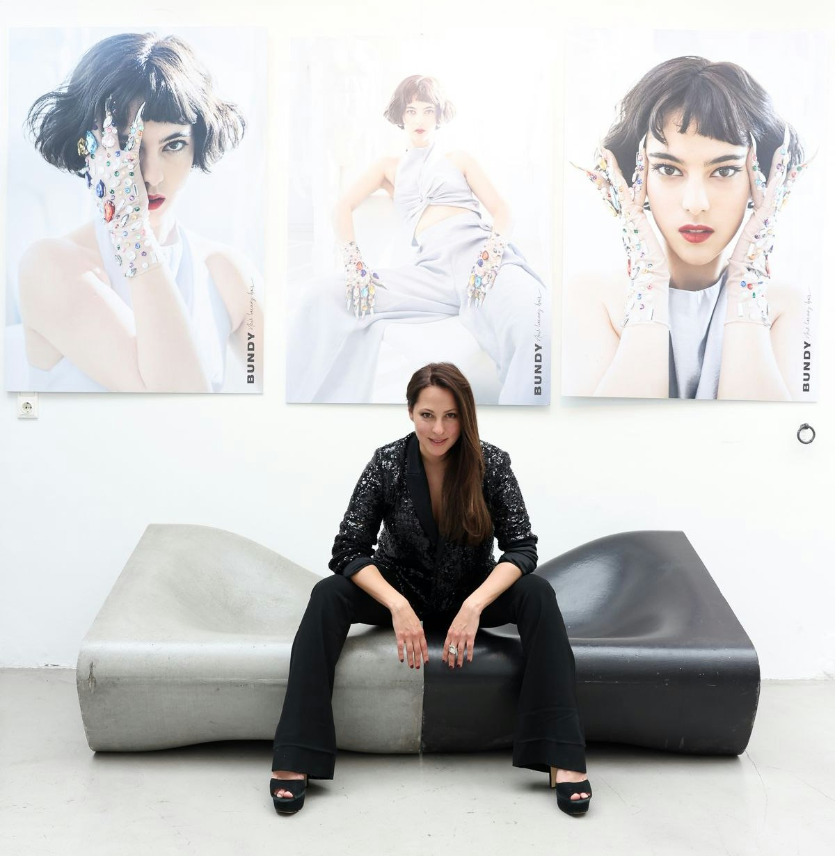 Pia Bundy sucht dringend Personal für ihren Friseursalon.