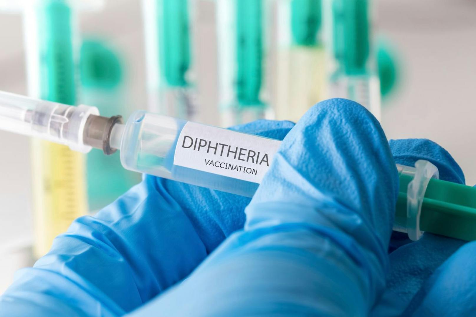 Die Impfung ist der einzig wirksame Schutz gegen Diphtherie. Ohne Impfung können Verläufe schwer oder sogar tödlich enden.&nbsp;