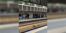 Mann stürzt auf U-Bahn-Gleise – Chaos auf U4-Linie