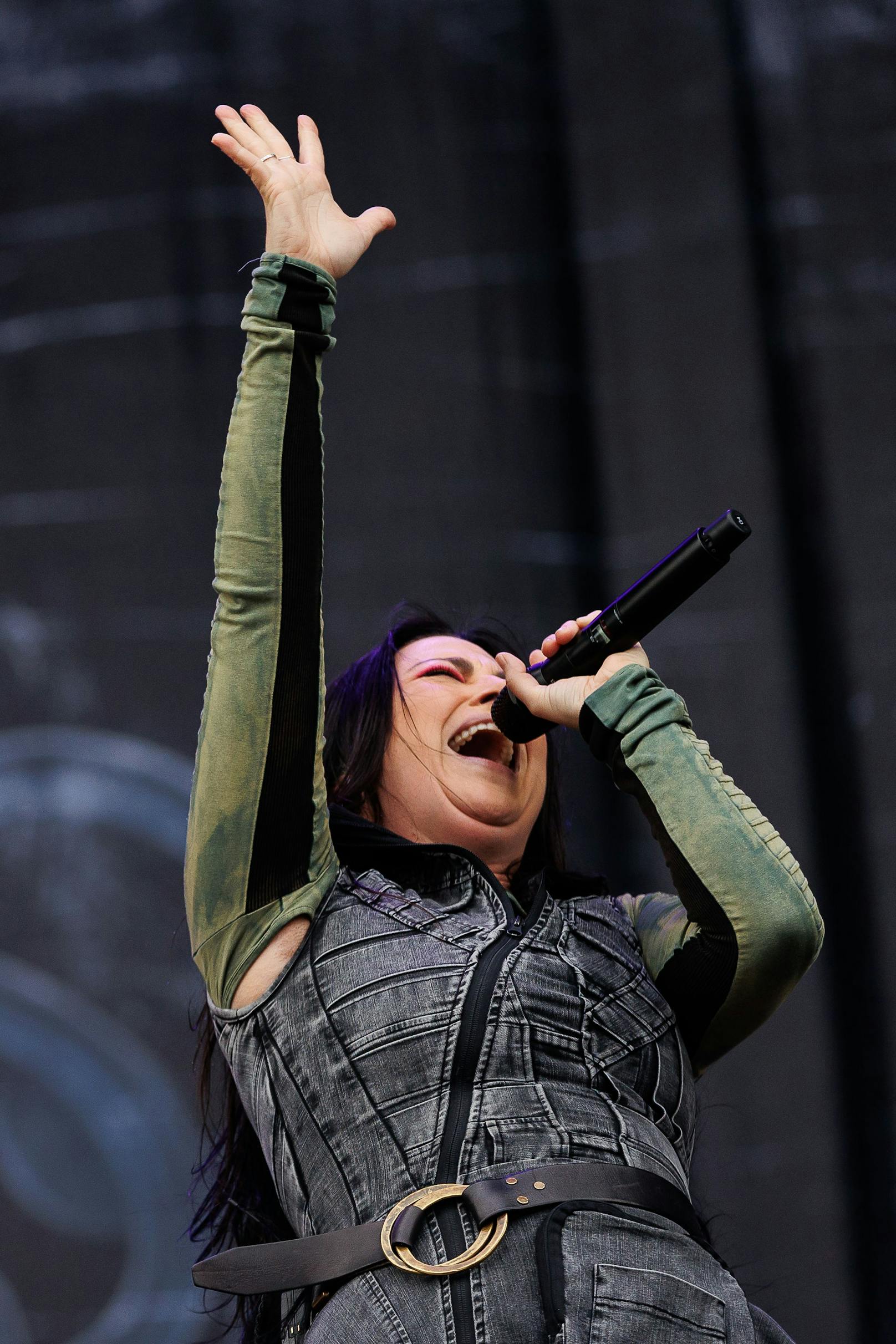 Sängerin Amy Lee von der Band "Evanescence" während eines Konzertes auf der "Blue Stage".