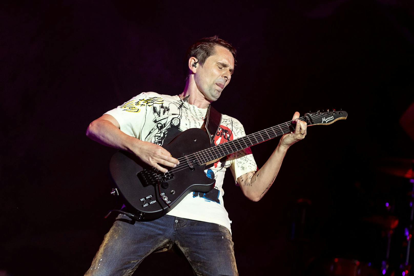 Sänger Matthew Bellamy von der Band "Muse" während eines Konzertes auf der "Blue Stage" im Rahmen des "Nova Rock 2022" Festivals 