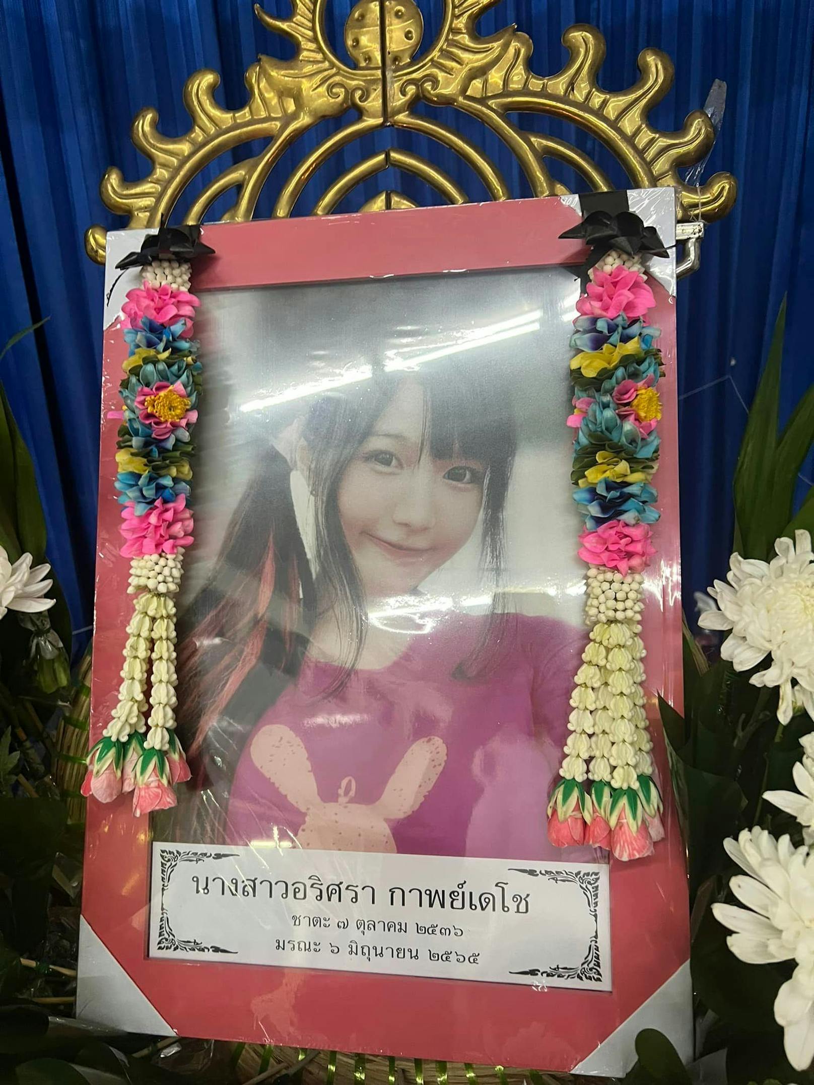 Arisara Karbdecho wurde nur 27 Jahre alt. Die thailändische Influencerin starb nach drei Monaten im Koma nachdem sie beinahe an Kebab-Fleisch erstickt war.