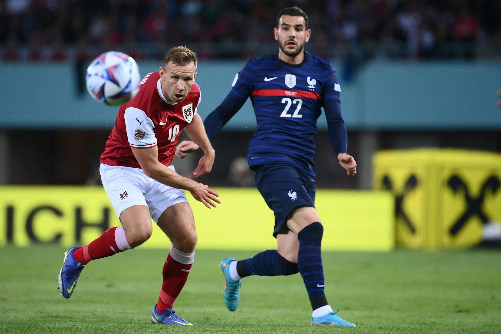 Andreas Weimann im Duell mit Theo Hernandez. 