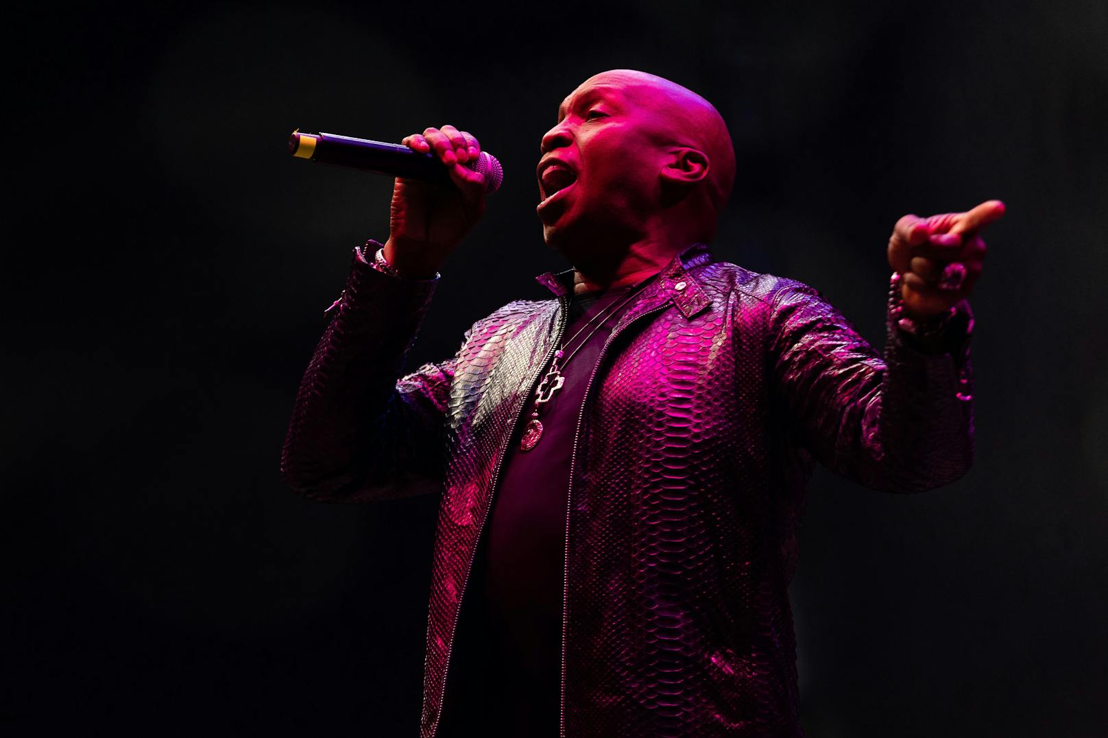 Sänger Haddaway während eines Konzertes auf der "Red Stage" im Rahmen des "Nova Rock 2022" Festivals 