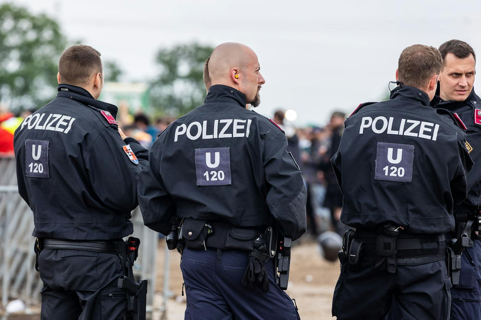 Polizeibeamte sorgen für Sicherheit während des "Nova Rock 2022" Festivals am Freitag, 10. Juni 2022 im burgenländischen Nickelsdorf.