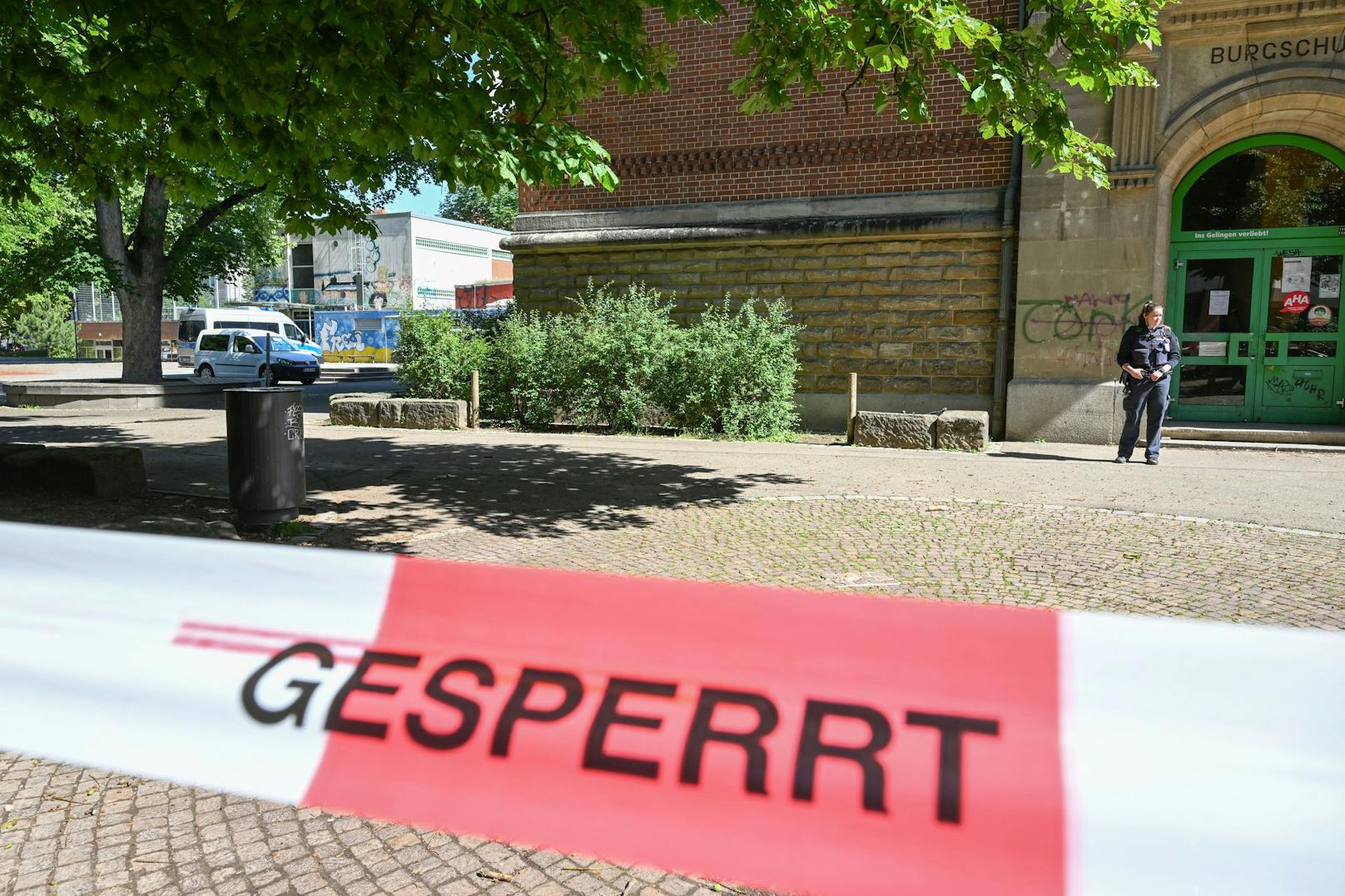 Bei einer Messer-Attacke im Umfeld einer Volksschule im deutschen Esslingen am Neckar wurden am 10. Juni 2022 eine Frau und ein Kind schwer verletzt.