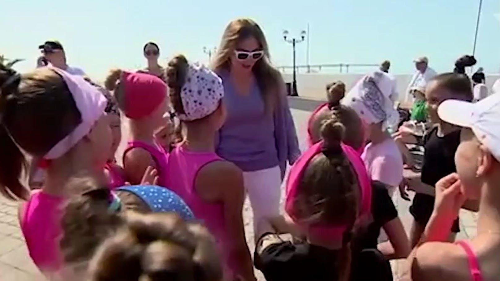 Putin-Geliebte Alina Kabaeva zeigt sich im russischen TV mit jungen Turnerinnen.