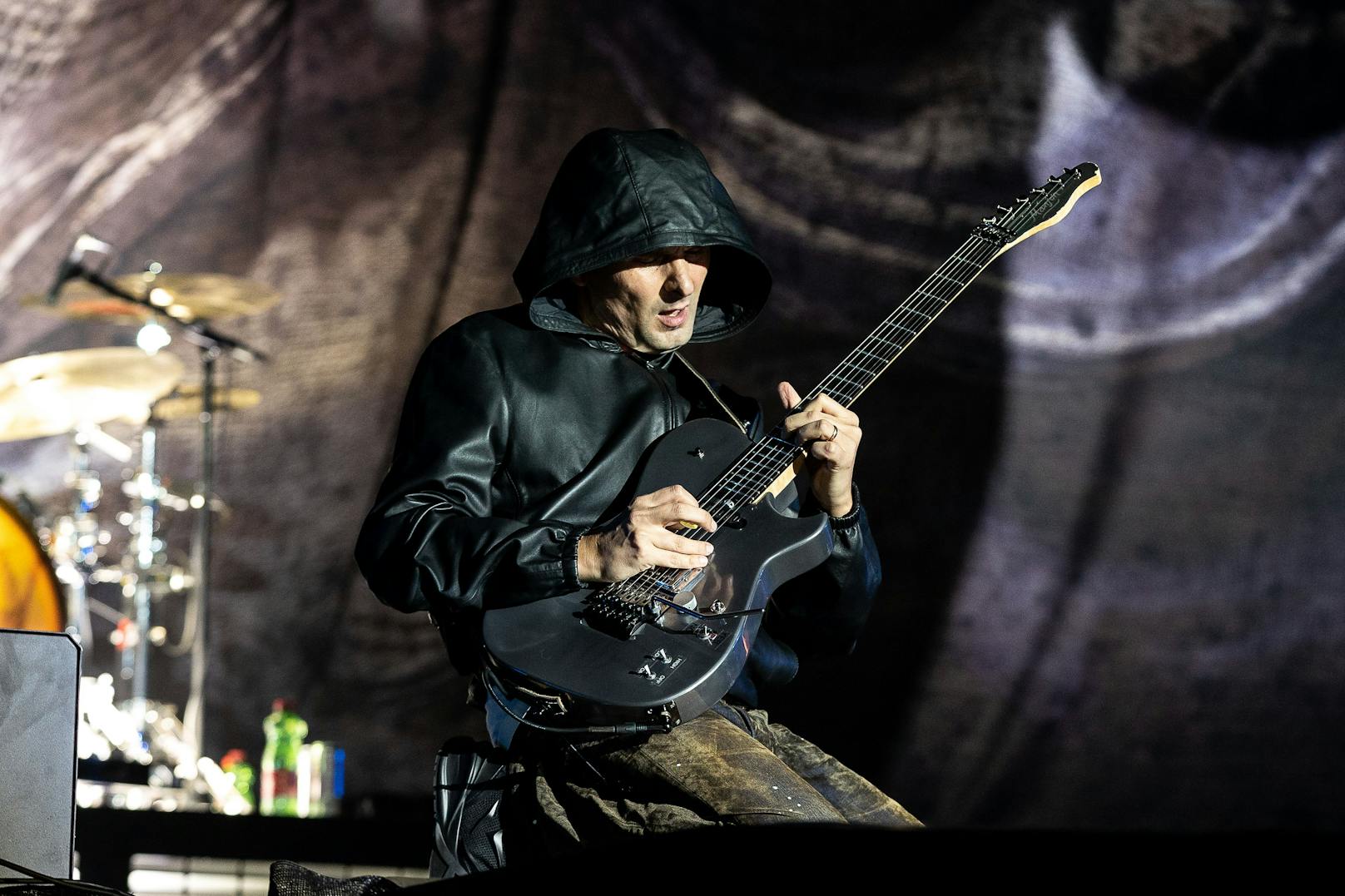 Sänger Matthew Bellamy von der Band "Muse" während eines Konzertes auf der "Blue Stage".