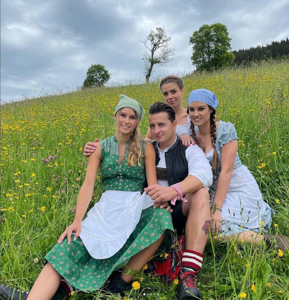 Schlagerstar Andreas Gabalier lässt es sich gut gehen...