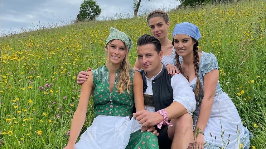 Schlagerstar Andreas Gabalier lässt es sich gut gehen...