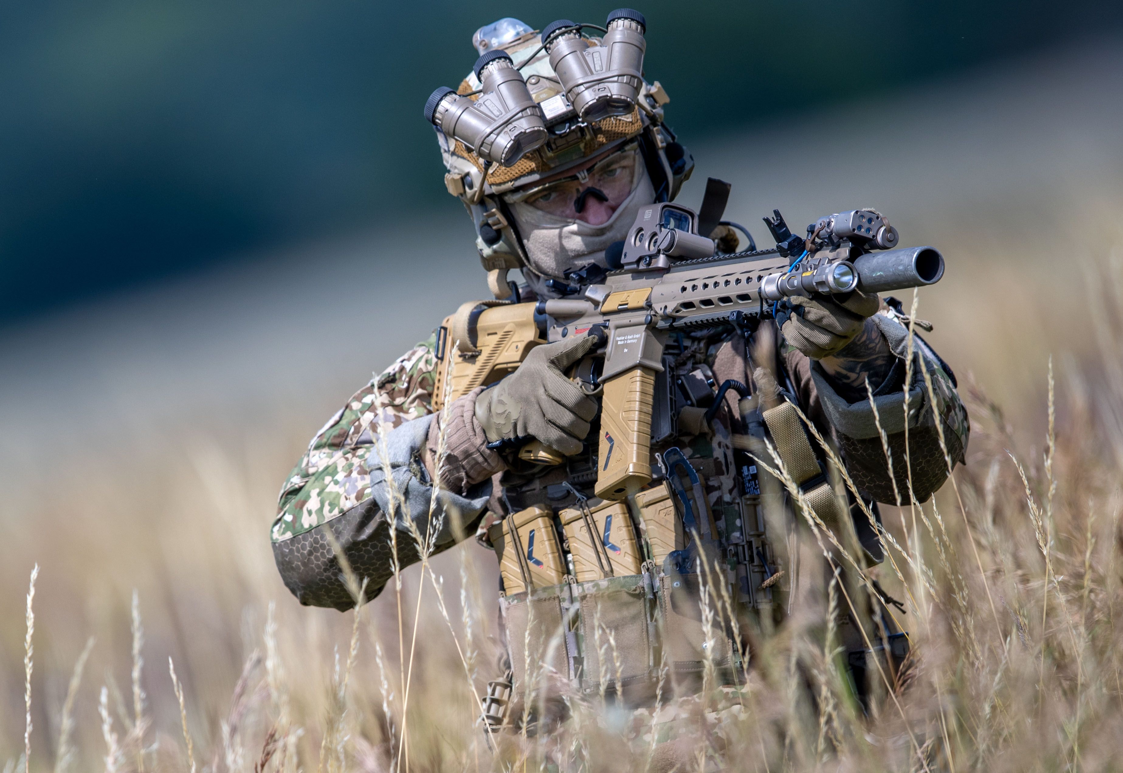 Ein Kommando-Soldat des KSK bei der Übung eines Geiselnahme-Szenarios in Mecklenburg-Vorpommern. Archivbild.
