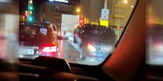 Taxi-Fahrer crasht bei Unterführung in Betonabsperrung
