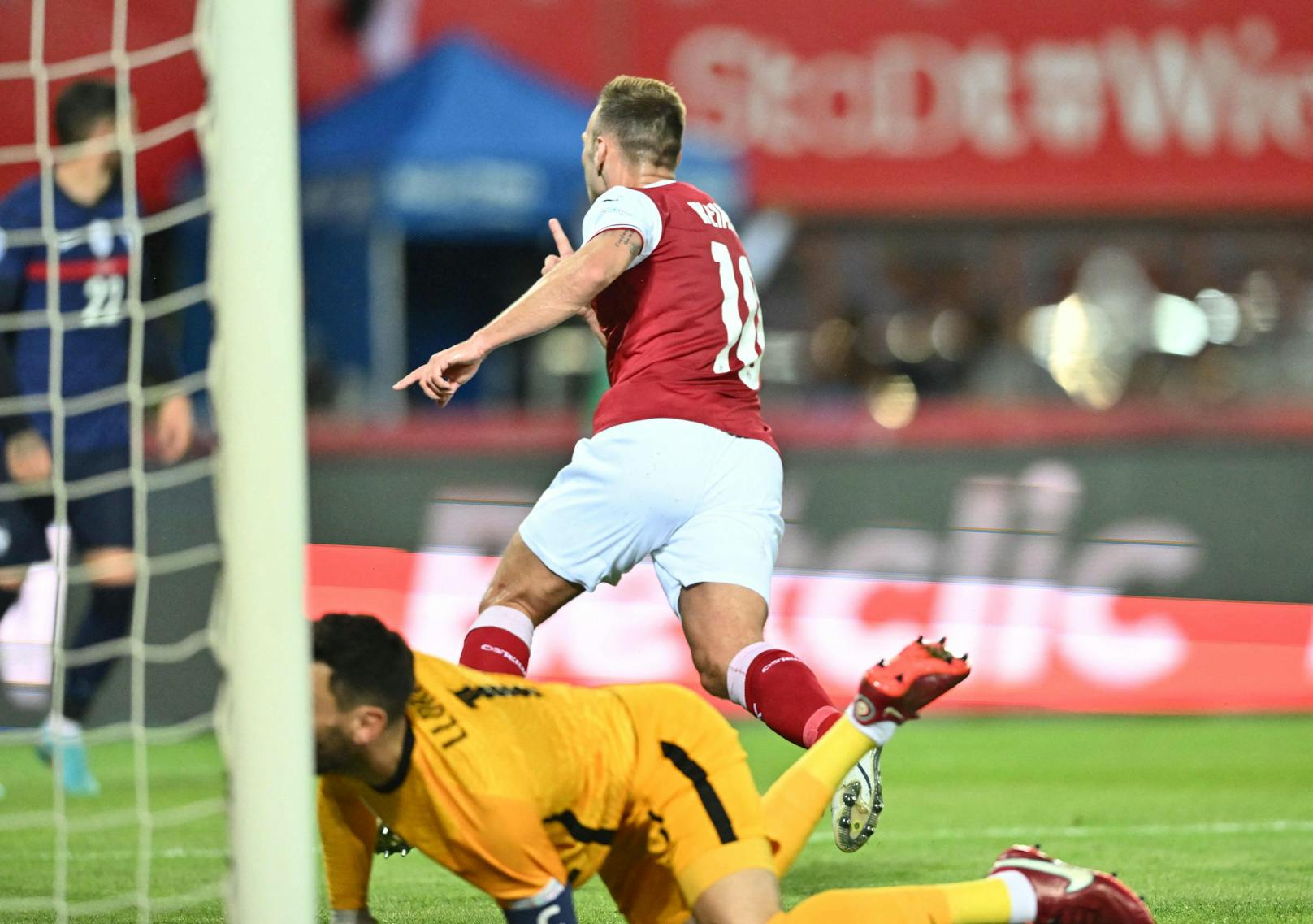 Der ÖFB-Führungstreffer von Andreas Weimann. Der England-Legionär drückte einen Laimer-Stanglpass über die Linie. 