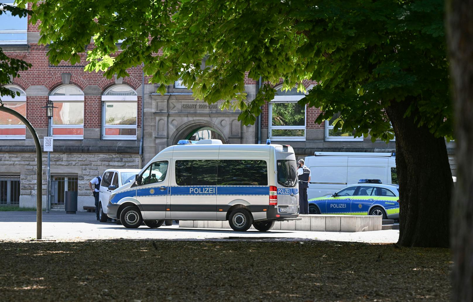 Bei einer Messer-Attacke im Umfeld einer Volksschule im deutschen Esslingen am Neckar wurden am 10. Juni 2022 eine Frau und ein Kind schwer verletzt.