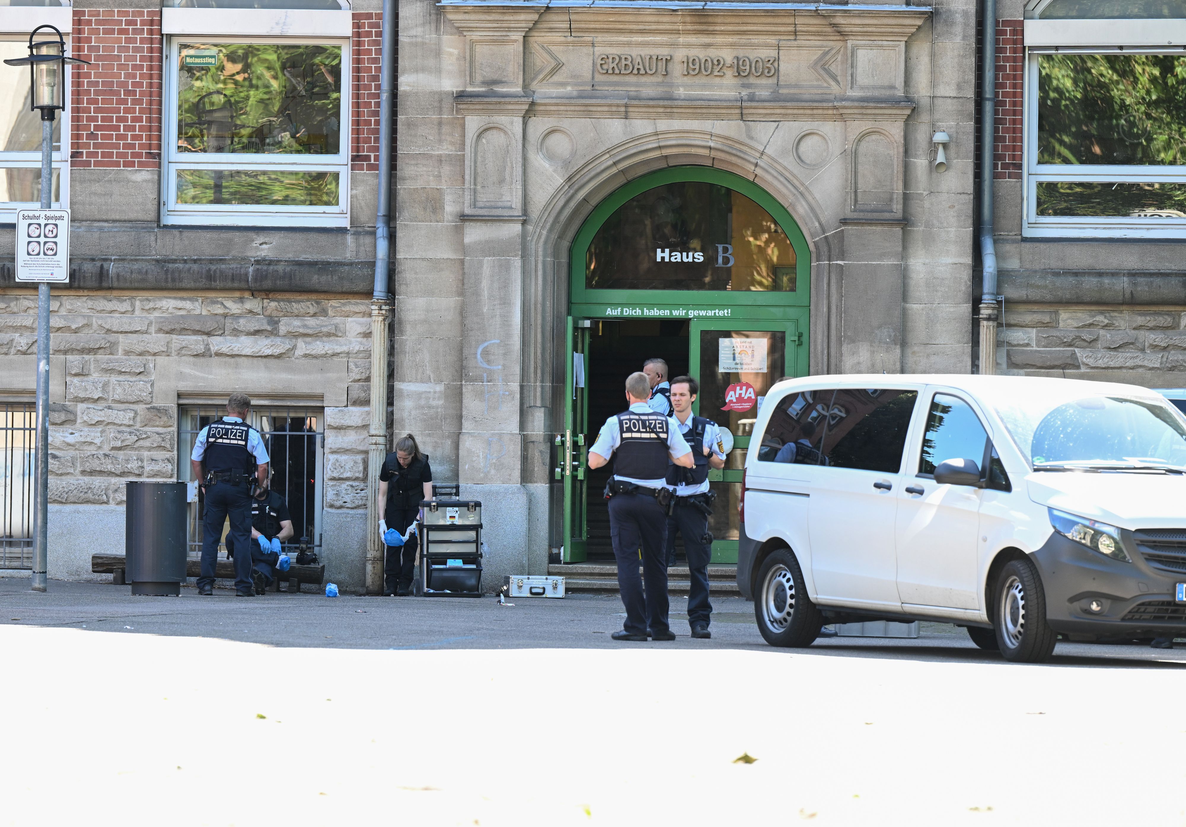 Download von www.picturedesk.com am 10.06.2022 (11:45).  10 June 2022, Baden-Wuerttemberg, Eßlingen: Police officers secure a crime scene in front of a school in Esslingen. A woman and a child were injured in a violent attack at an elementary school. Photo: Bernd Weißbrod/dpa - 20220610_PD2278 - Rechteinfo: Rights Managed (RM)