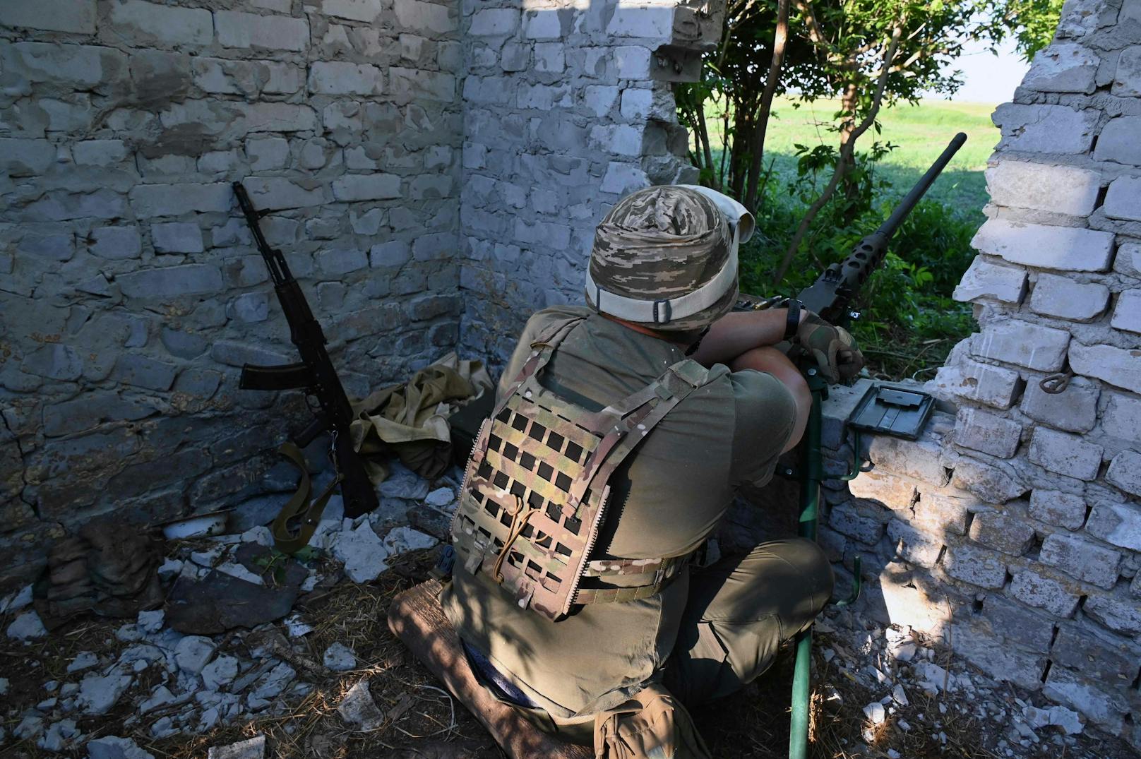 Ein ukrainischer Soldat hält sich versteckt.&nbsp;