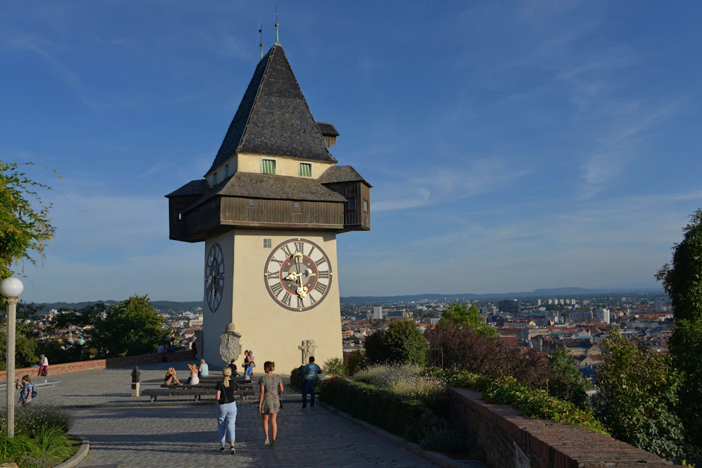 Am Grazer Schlossberg ereignete sich am Donnertag (09.06.2022) ein schwerer Unfall. Ein 34-Jähriger stürzte von einer Mauer rund sechs Meter ab. Archivbild. 