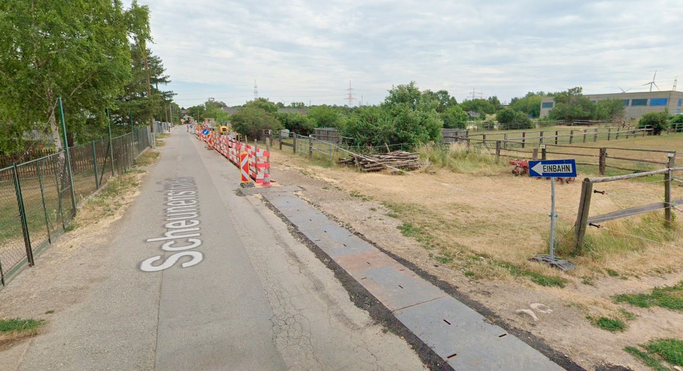 Blick in die Scheunengasse: hier hatte Frau Krawert ihren Wagen auf dem Grundstück ihrer Familie geparkt. (Aufnahme vom Juli 2021)